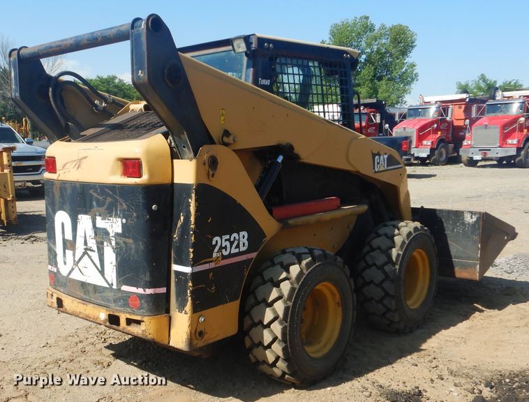 image for item DG8574 2005 Caterpillar 252B  skid steer loader