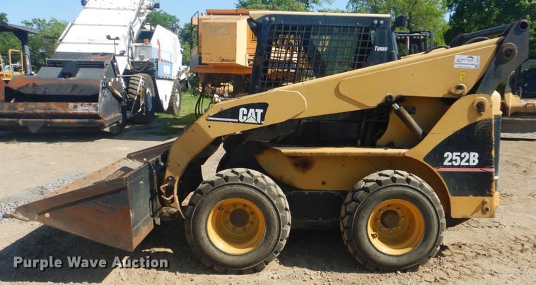 image for item DG8574 2005 Caterpillar 252B  skid steer loader