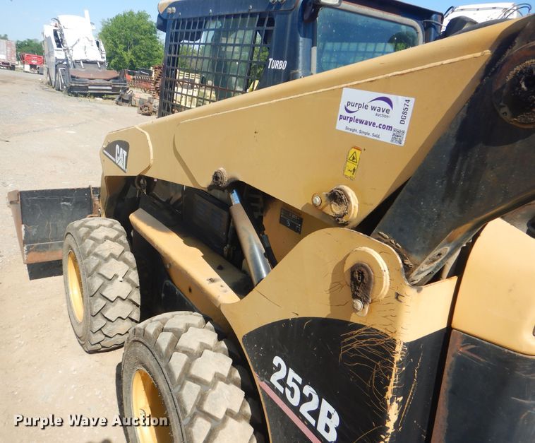 image for item DG8574 2005 Caterpillar 252B  skid steer loader