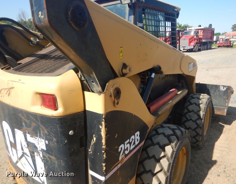 image for item DG8574 2005 Caterpillar 252B  skid steer loader