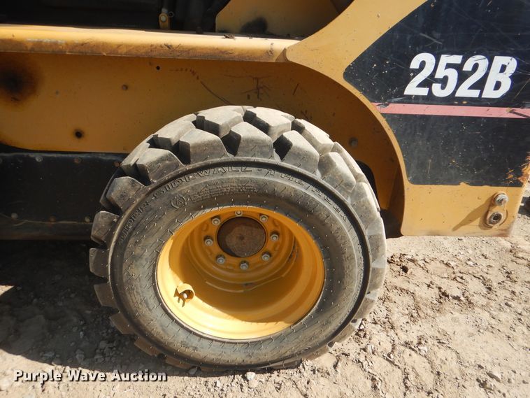 image for item DG8574 2005 Caterpillar 252B  skid steer loader