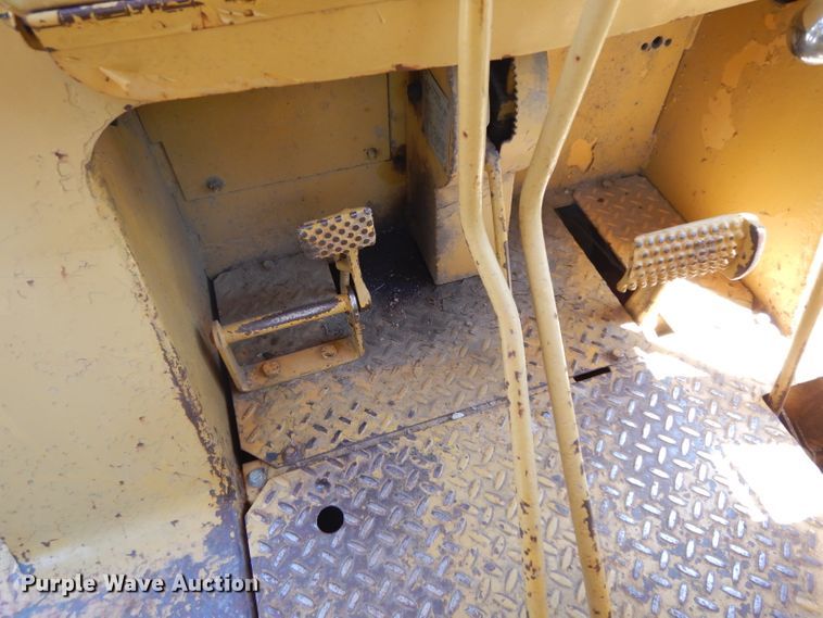 image for item DH2477 1970 International 175B  track loader