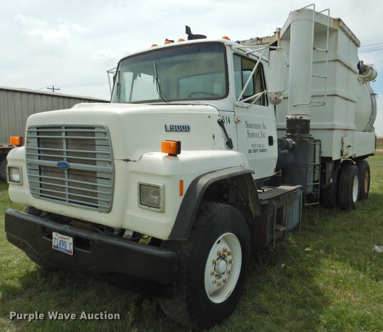 image for item DI0093 1995 Ford L9000 vacuum truck