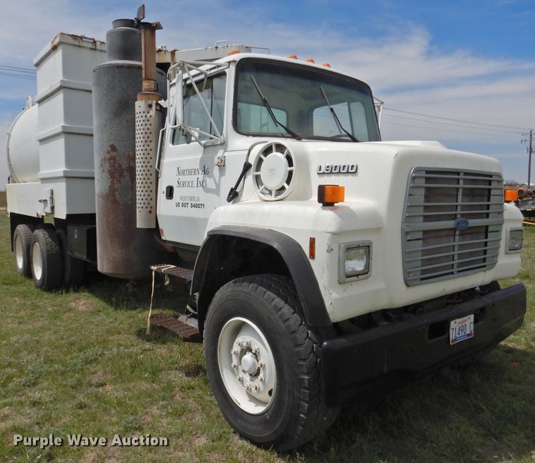 image for item DI0093 1995 Ford L9000 vacuum truck