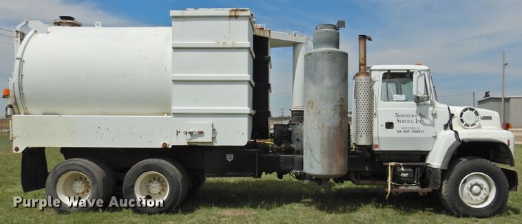 image for item DI0093 1995 Ford L9000 vacuum truck
