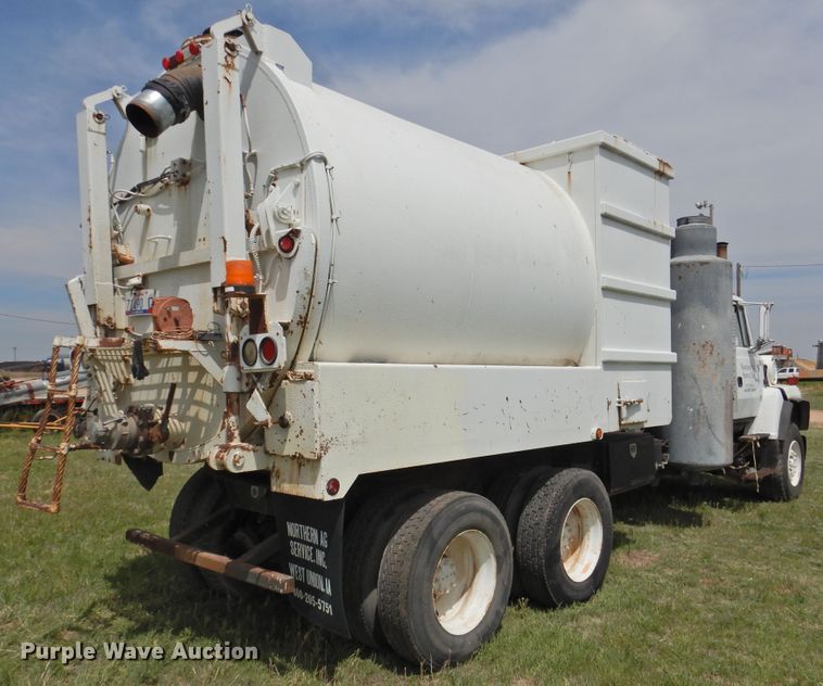 image for item DI0093 1995 Ford L9000 vacuum truck