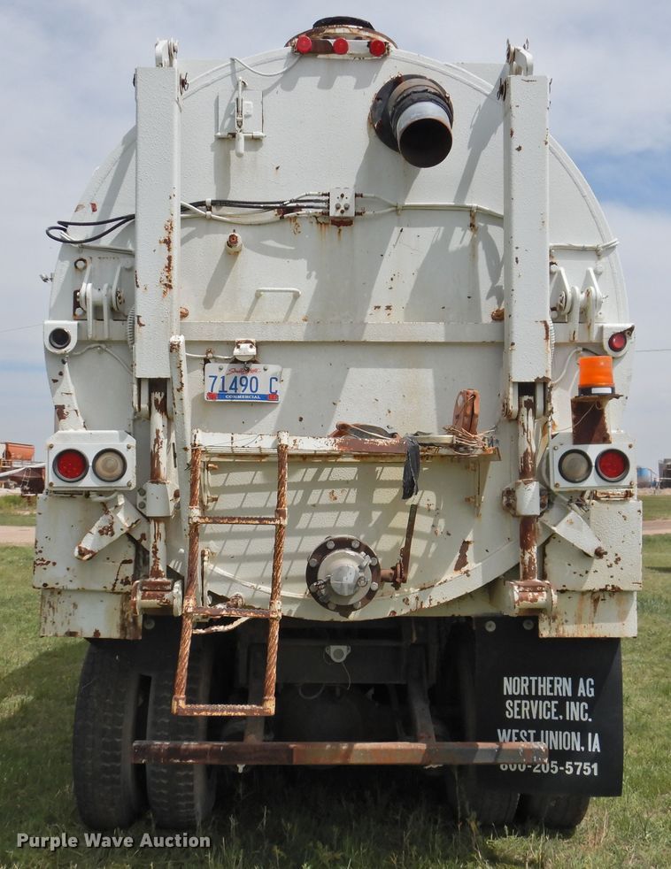 image for item DI0093 1995 Ford L9000 vacuum truck