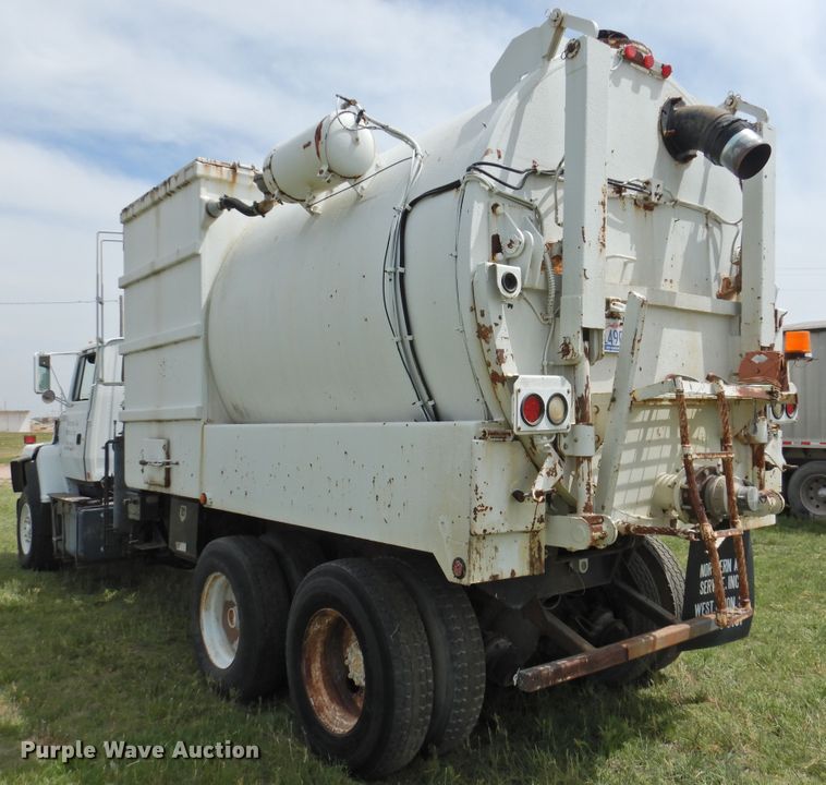 image for item DI0093 1995 Ford L9000 vacuum truck