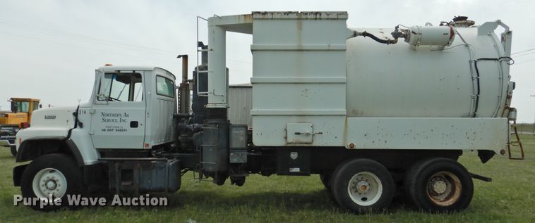 image for item DI0093 1995 Ford L9000 vacuum truck