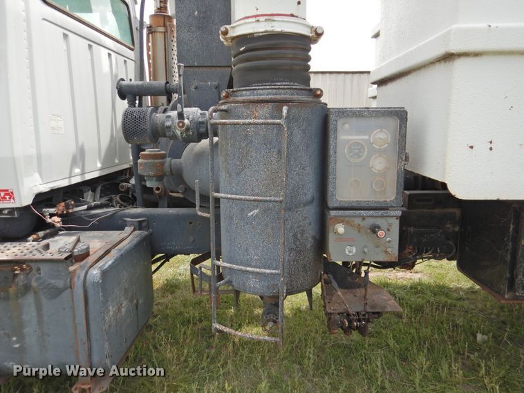 image for item DI0093 1995 Ford L9000 vacuum truck