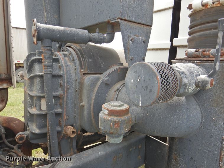 image for item DI0093 1995 Ford L9000 vacuum truck