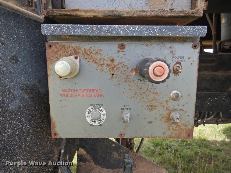 image for item DI0093 1995 Ford L9000 vacuum truck