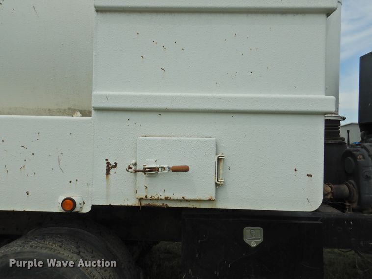 image for item DI0093 1995 Ford L9000 vacuum truck