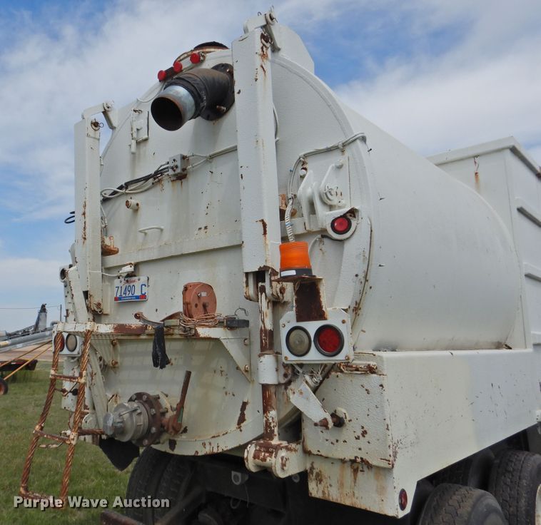 image for item DI0093 1995 Ford L9000 vacuum truck