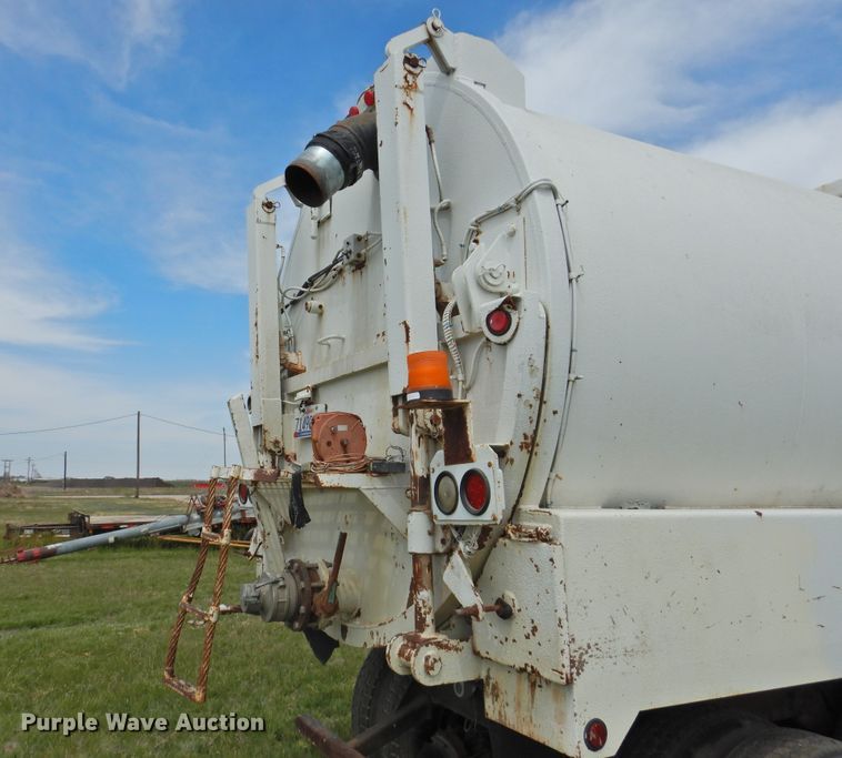 image for item DI0093 1995 Ford L9000 vacuum truck