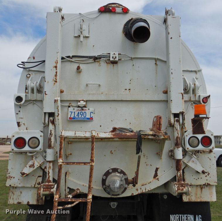 image for item DI0093 1995 Ford L9000 vacuum truck