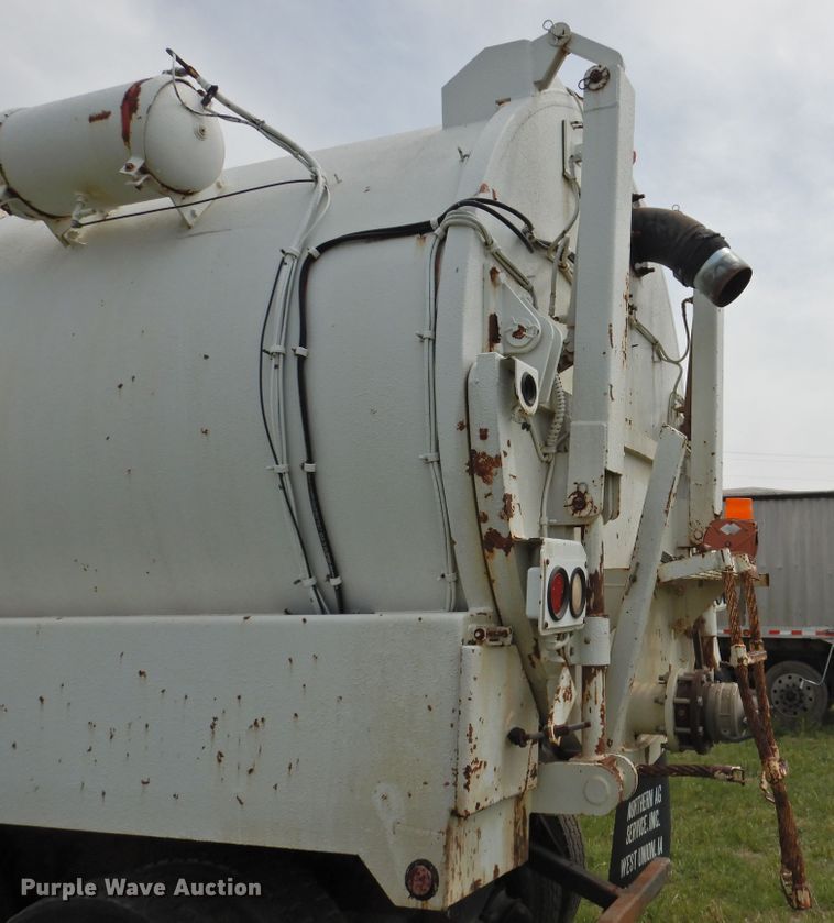 image for item DI0093 1995 Ford L9000 vacuum truck