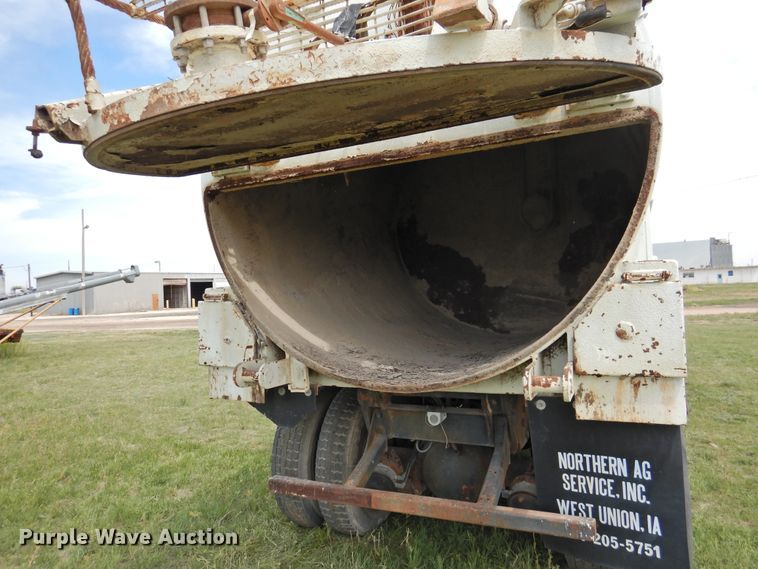 image for item DI0093 1995 Ford L9000 vacuum truck