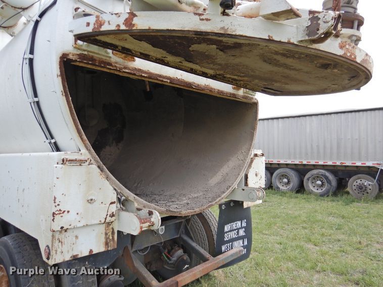 image for item DI0093 1995 Ford L9000 vacuum truck