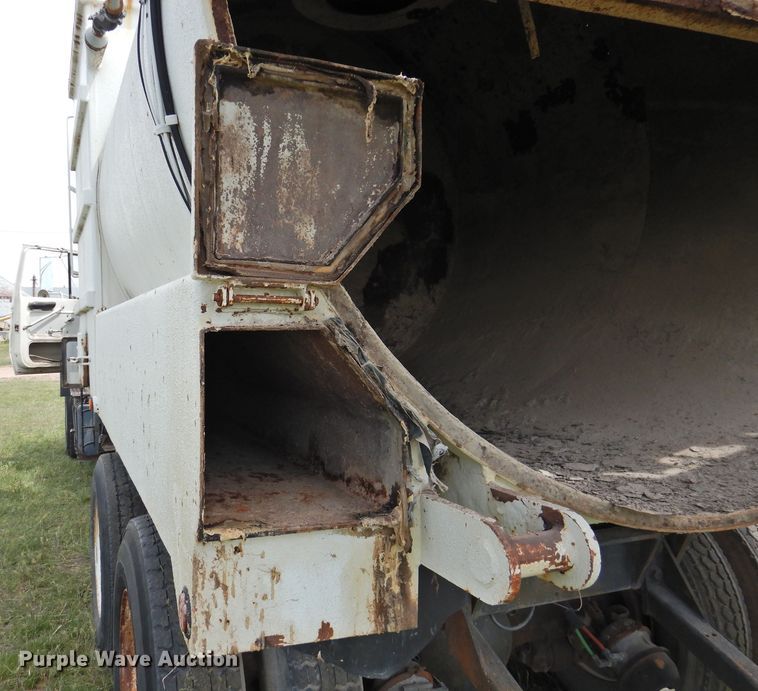 image for item DI0093 1995 Ford L9000 vacuum truck