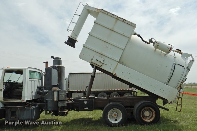 image for item DI0093 1995 Ford L9000 vacuum truck