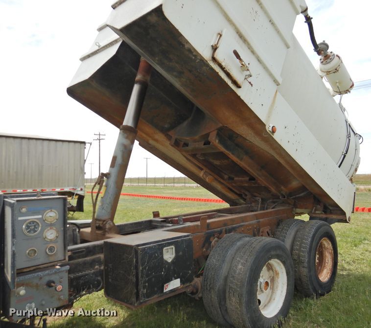 image for item DI0093 1995 Ford L9000 vacuum truck