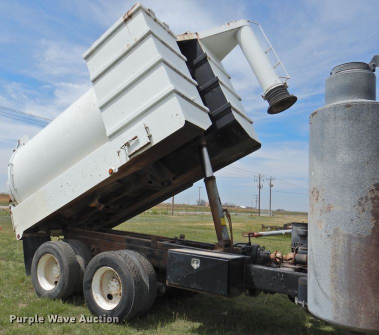 image for item DI0093 1995 Ford L9000 vacuum truck