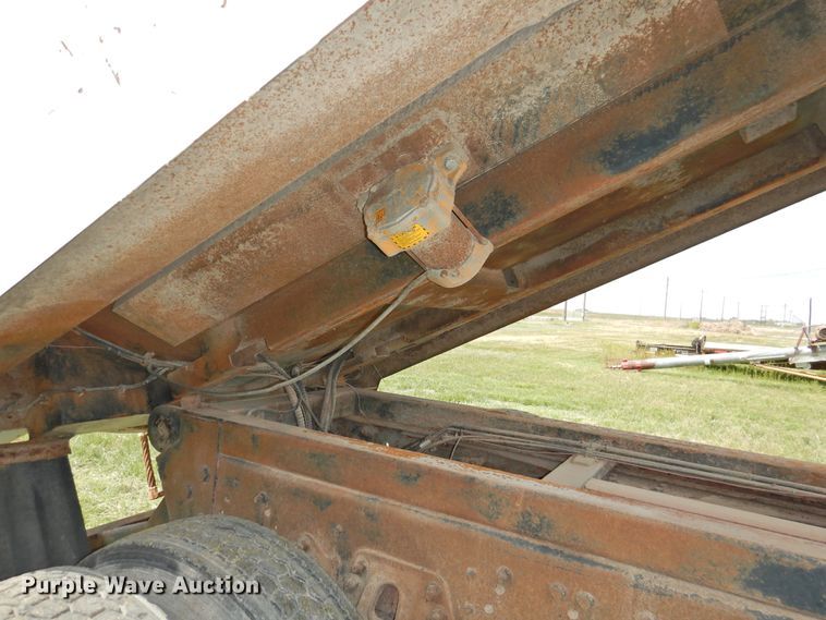 image for item DI0093 1995 Ford L9000 vacuum truck