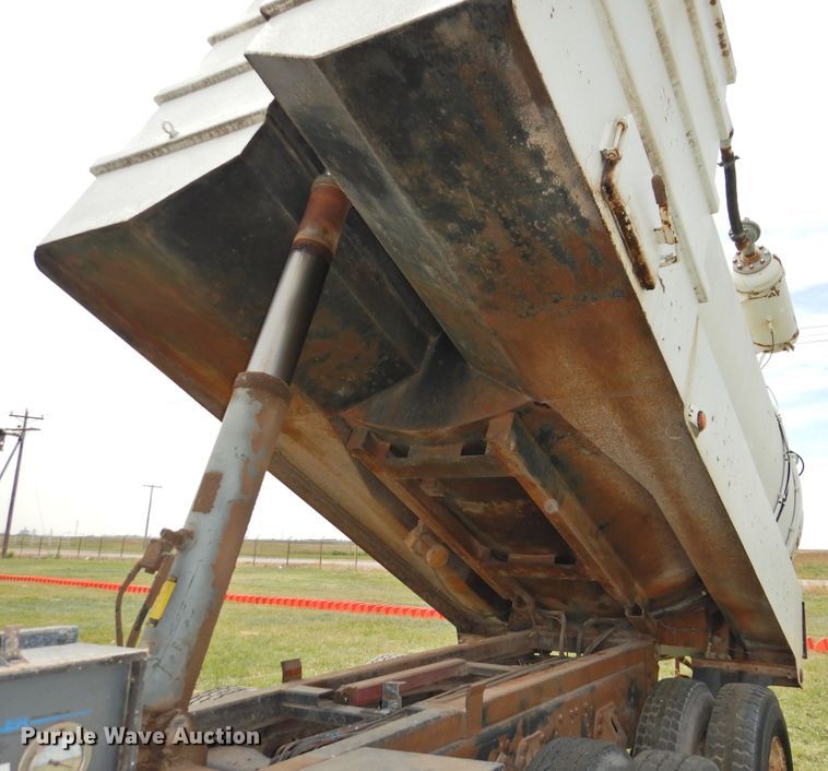 image for item DI0093 1995 Ford L9000 vacuum truck