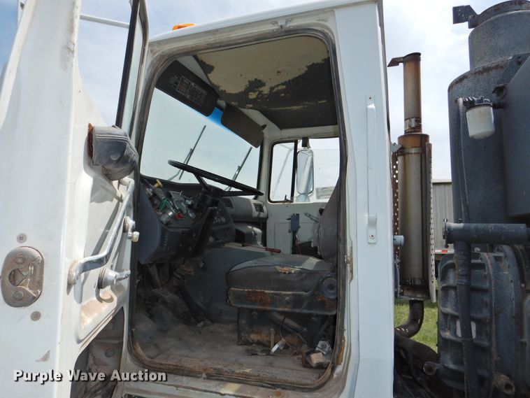 image for item DI0093 1995 Ford L9000 vacuum truck