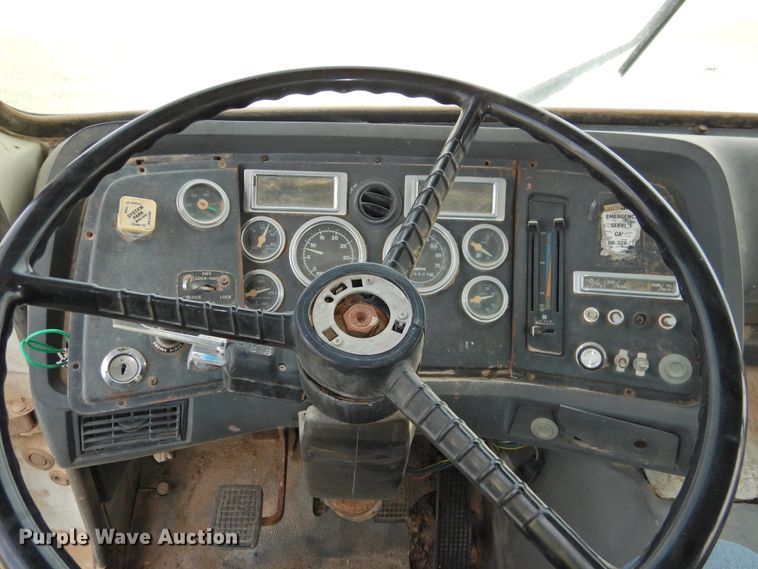 image for item DI0093 1995 Ford L9000 vacuum truck