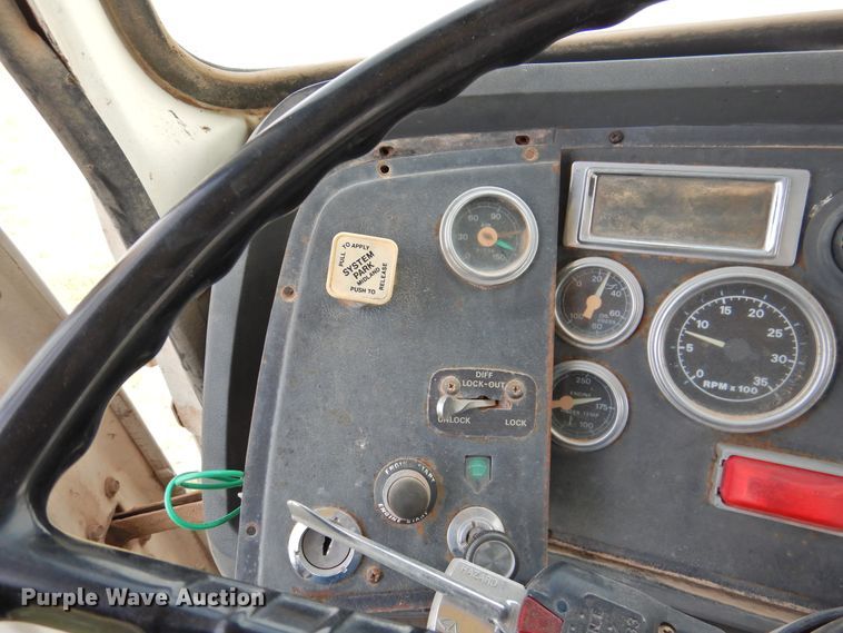 image for item DI0093 1995 Ford L9000 vacuum truck