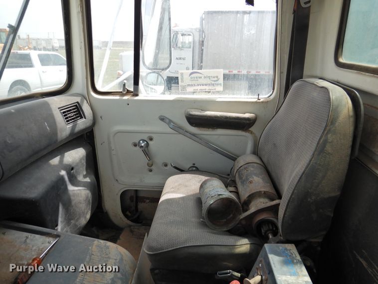 image for item DI0093 1995 Ford L9000 vacuum truck