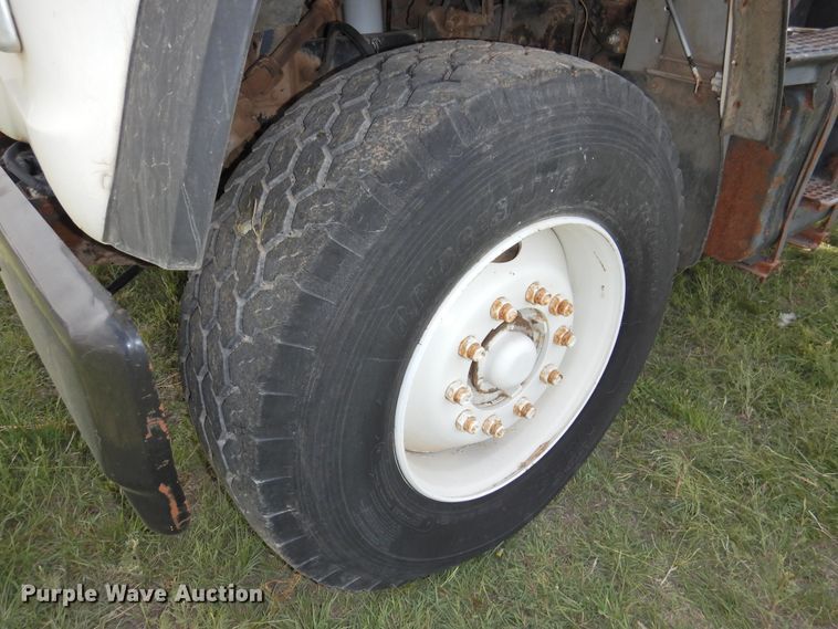 image for item DI0093 1995 Ford L9000 vacuum truck