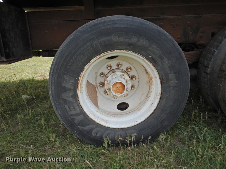 image for item DI0093 1995 Ford L9000 vacuum truck