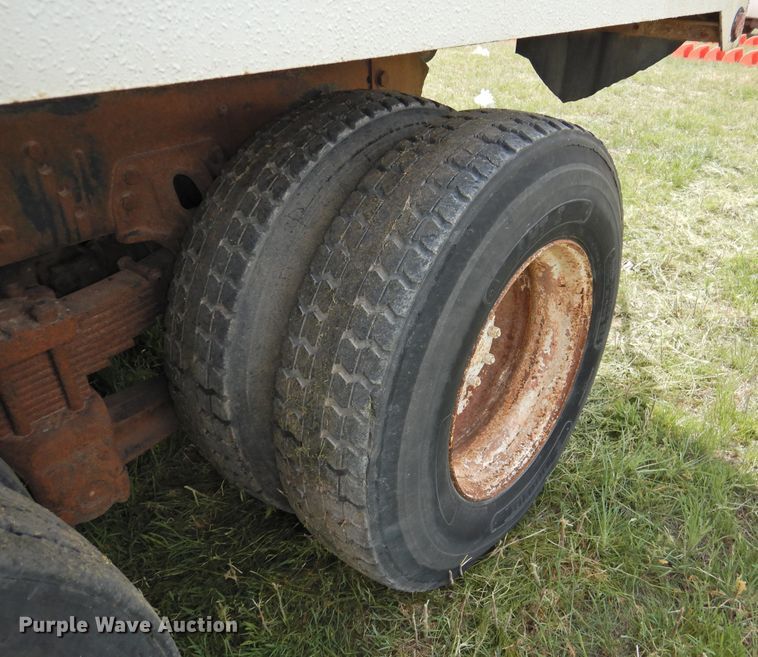 image for item DI0093 1995 Ford L9000 vacuum truck