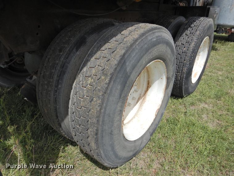 image for item DI0093 1995 Ford L9000 vacuum truck