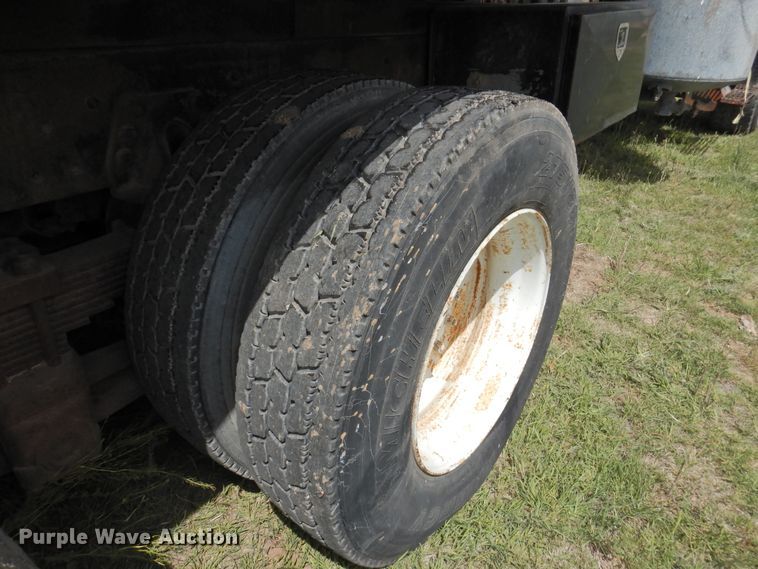 image for item DI0093 1995 Ford L9000 vacuum truck