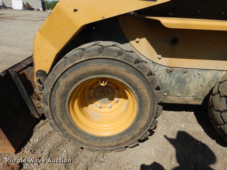 image for item DI2487 2005 Caterpillar 252B  skid steer loader