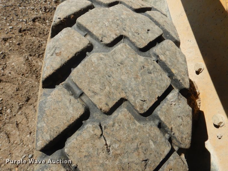 image for item DI2487 2005 Caterpillar 252B  skid steer loader