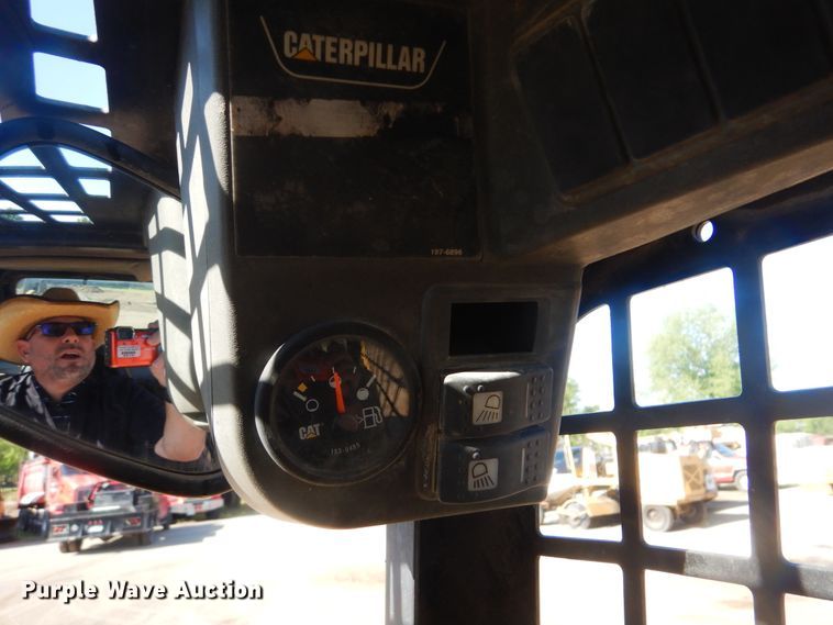 image for item DI2488 2002 Caterpillar 262  skid steer loader