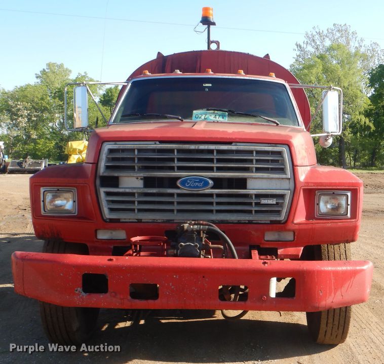 image for item DI2490 1993 Ford F700 oil distributor truck