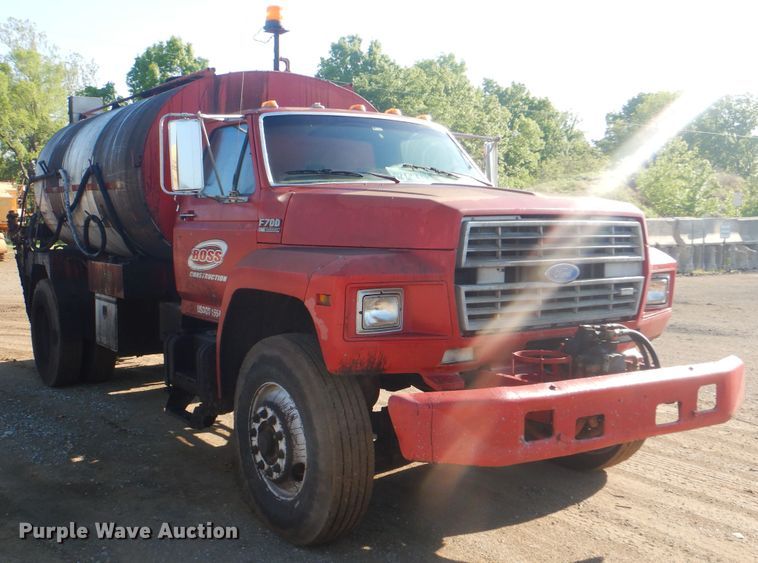 image for item DI2490 1993 Ford F700 oil distributor truck