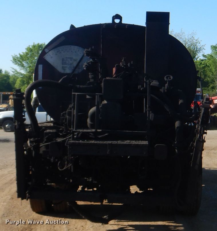 image for item DI2490 1993 Ford F700 oil distributor truck