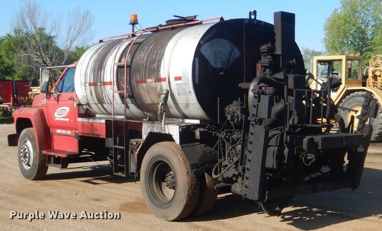 image for item DI2490 1993 Ford F700 oil distributor truck