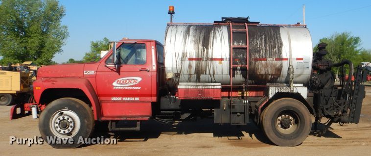 image for item DI2490 1993 Ford F700 oil distributor truck