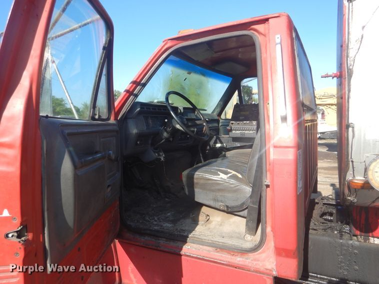 image for item DI2490 1993 Ford F700 oil distributor truck