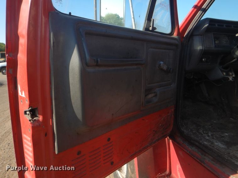 image for item DI2490 1993 Ford F700 oil distributor truck