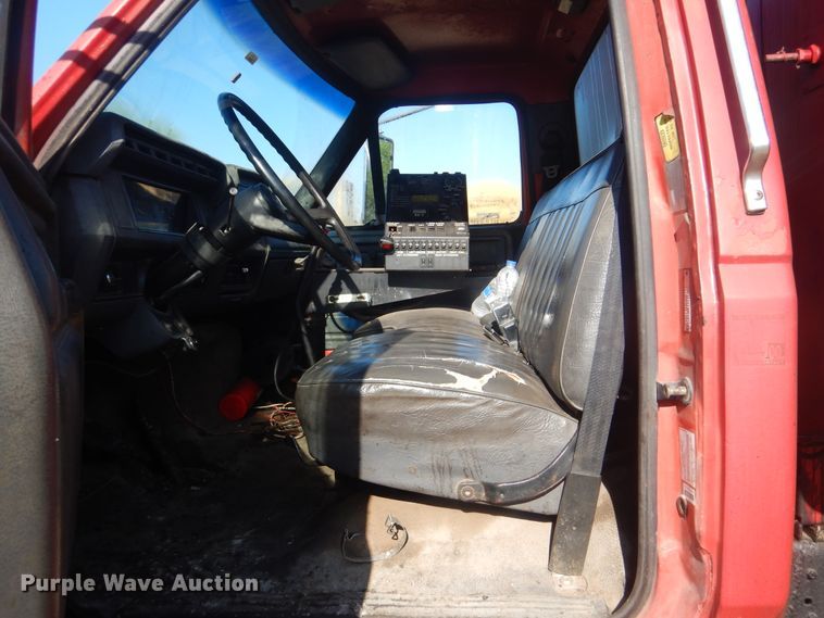 image for item DI2490 1993 Ford F700 oil distributor truck