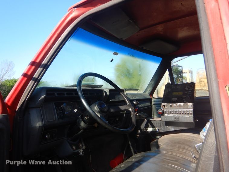 image for item DI2490 1993 Ford F700 oil distributor truck